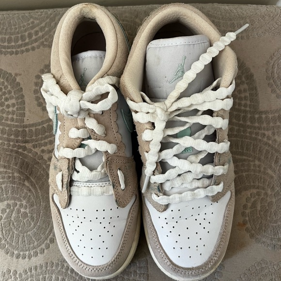 GIRLS Nike Air Jordan 1 Low KIDS - Picture 2 of 6